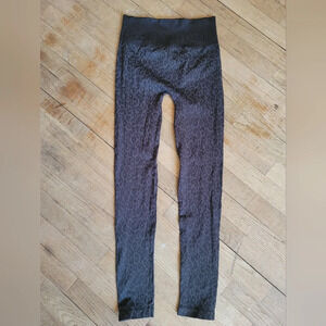 NIKIBIKI SEAMLESS LEOPARD PRINT LEGGINGS IN‎ CHARCOAL